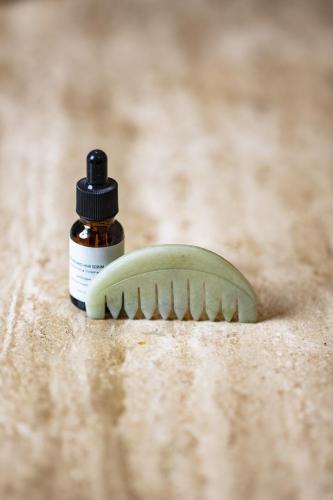 سيرم للشعر مع مشط | Hair Serum with Jade Comb
