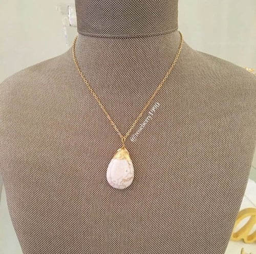 سلسله بحجر مع رقائق الذهب