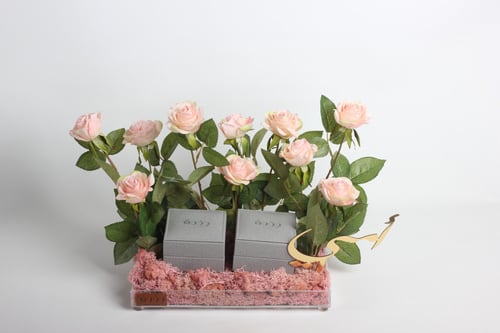 بوكس الأكرليك يحتوي على ورد الجوري الصناعي من دون...