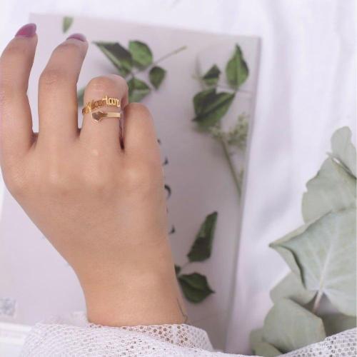 خاتم نسائي بالاسم مع قلب مطلي ذهب