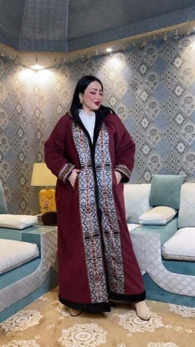 فروة نسائية مع قبعة