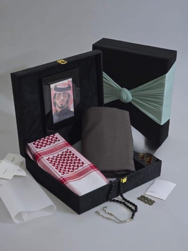 طقم هدية رجالي قماش وشماغ وسبحة وكبك