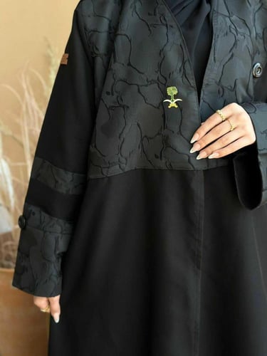 بروش بنت الوطن لليوم الوطني بتفاصيل ذهبية راقية