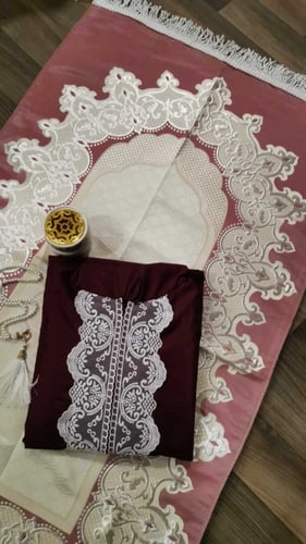 طقم سجادة صلاة وشرشف وسبحة مع مبخرة