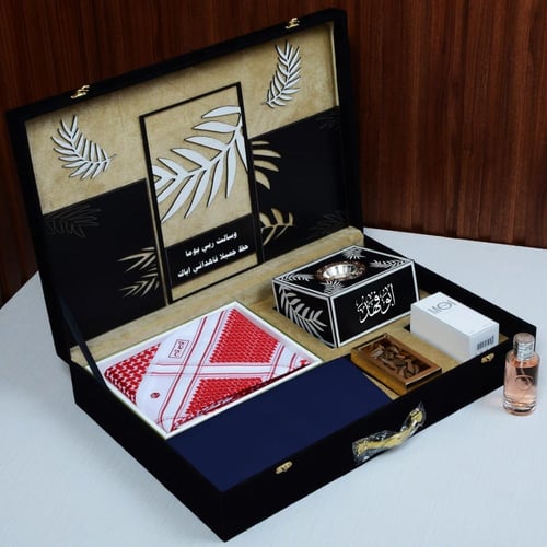 شماغ وقماش مع مبخرة وعطر بخور في بوكس ملكي