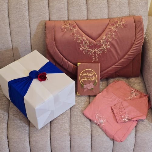 طقم صلاة شرشف مع سجادة ومصحف