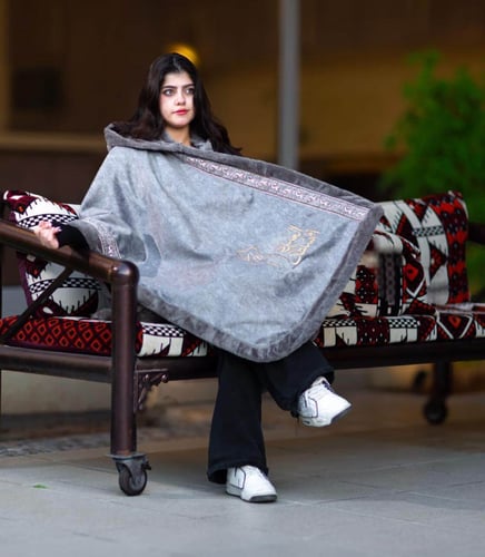 شال شتوي نسائي فاخر مع تطريز الاسم