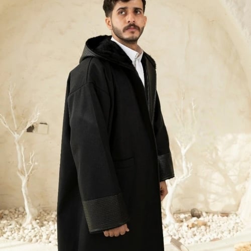 فروة جوخ رجالية سوداء ببطانة فرو الأرنب وغطاء رأس