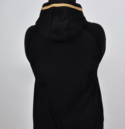 قميص بأكمام طويلة بنقش البشت مع تطريز للشعار من مج...