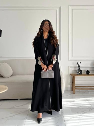 رقم العبايه 600/ القماش كريب لمار / القصه نص كلوش...