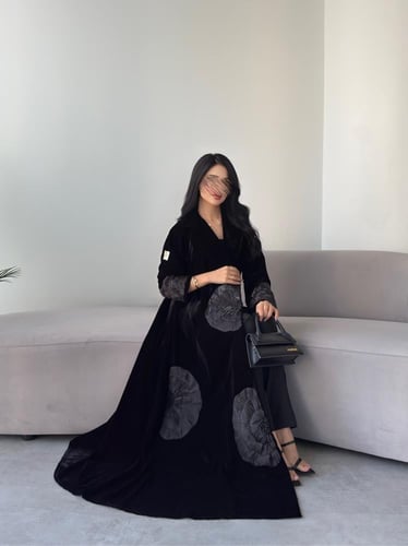 عبايه رقم 898 / القماش مخمل شتوي / القصه نص كلوش /...