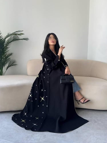 عبايه رقم 826 / القماش كريب المستقبل كوري / القصه...