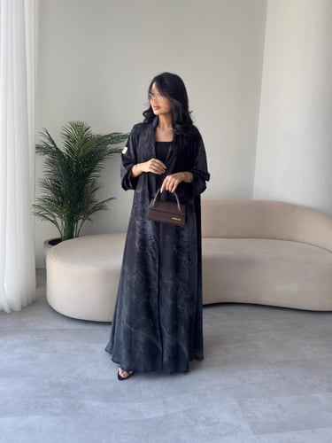 رقم العبايه 834 / القماش شيفون ناعم مع بطانه مع طر...