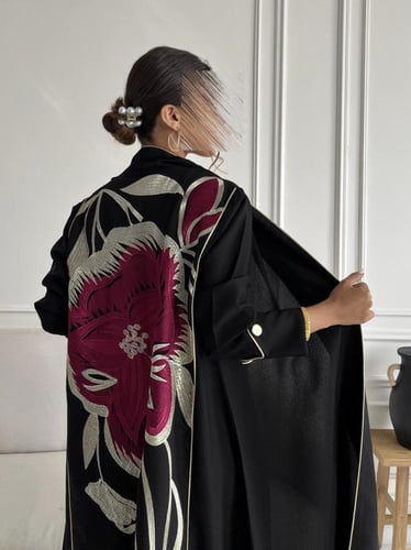 رقم العبايه 702 / القماش كريب المستقبل كوري / القص...