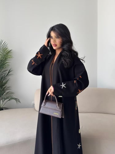 عبايه رقم 820/ القماش كريب المستقبل كوري / تطريز ك...