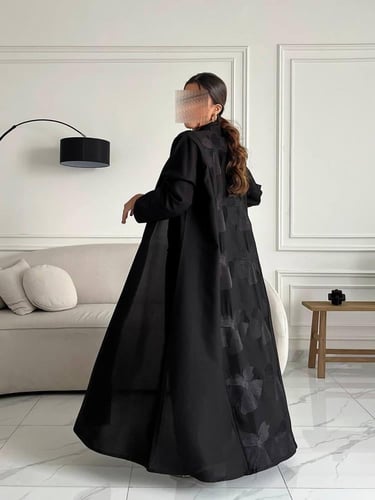 رقم العبايه 641/ القماش كريب المستقبل كوري / القصه...