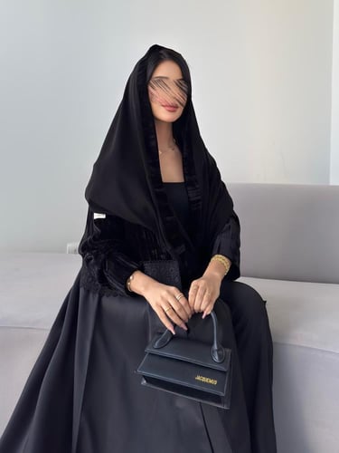 عبايه رقم 896 / القماش مخمل مكسر كع تفته استرتش رو...