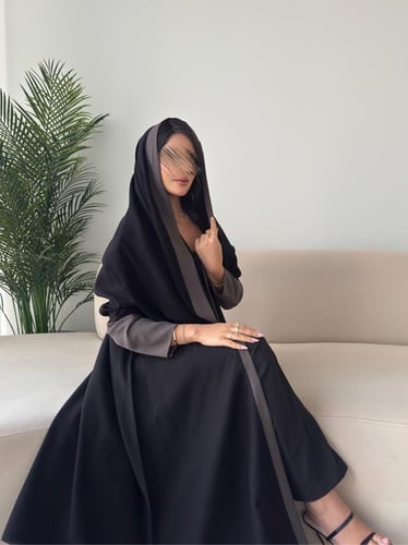 عبايه رقم 862/ القماش كريب ملكي مع تدخيله / القصه...