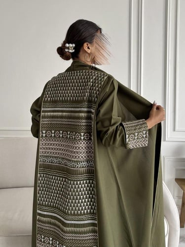 رقم العبايه 709 / القماش كريب لمار / القصه نص كلوش...