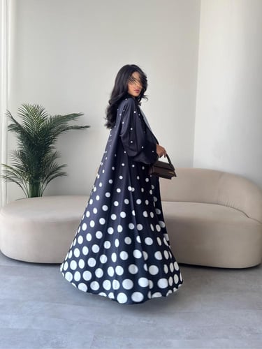 عبايه رقم 835 / القماش حرير ناعم / القصه نص كلوش