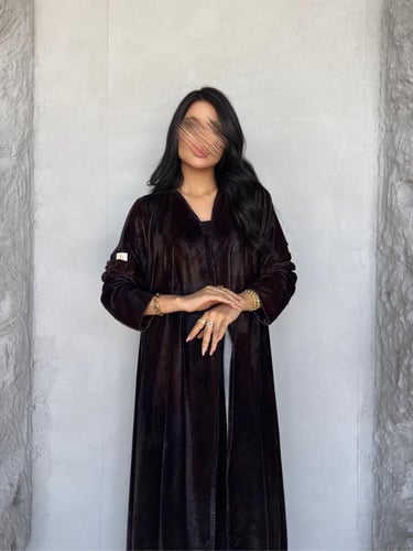 عبايه رقم 888 / القماش مخمل شتوي / القصه نص كلوش /...