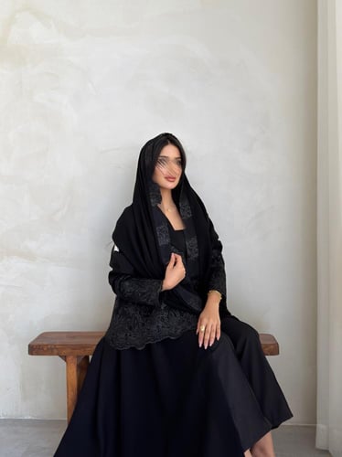 عبايه رقم 918 / القماش كريب المستقبل كوري مع دانتي...