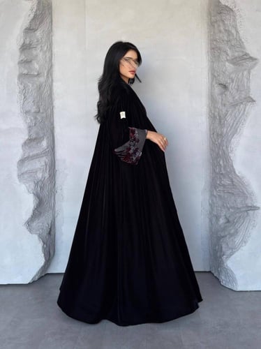 عبايه رقم 882 / القماش مخمل شتوي / القصه نص كلوش /...