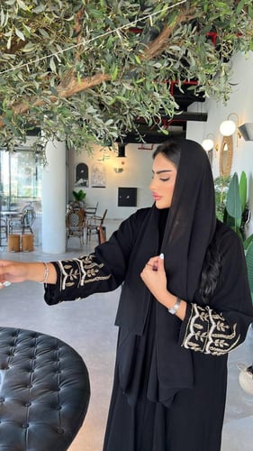 رقم العبايه 644 / القماش كريب ملكي / القصه نص كلوش...