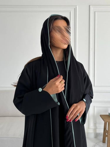 رقم العبايه 576/ القماش كريب المستقبل كوري / القصه...