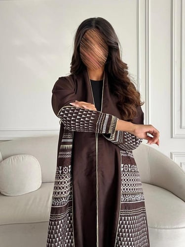 رقم العبايه 723 / القماش كريب لمار / القصه نص كلوش...