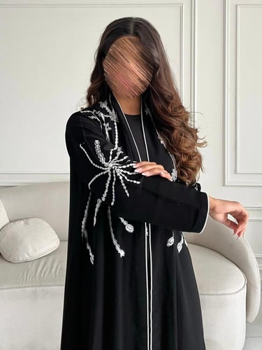 رقم العبايه 726 / القماش كريب ملكي / القصه نص كلوش...