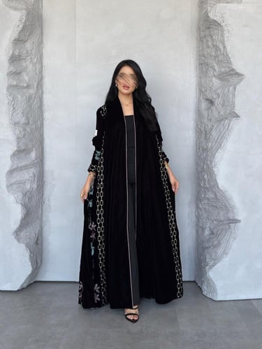 عبايه رقم 879 / القماش مخمل شتوي / القصه نص كلوش /...