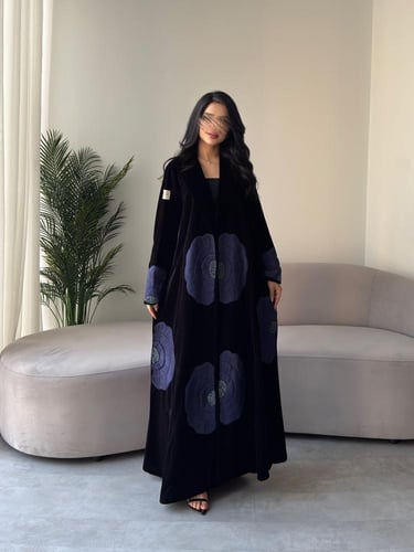 عبايه رقم 900 / القماش مخمل شتوي / القصه نص كلوش /...