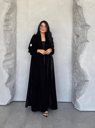 عبايه رقم 885 / القماش مخمل شتوي / القصه نص كلوش /...