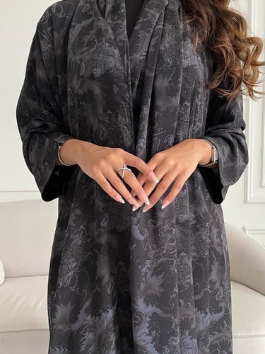 رقم العبايه 825 / القماش شيفون ناعم مع بطانه مع طر...