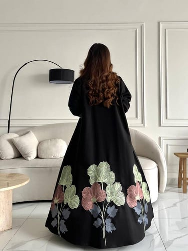 رقم العبايه 636 / القماش كريب المستقبل كوري / القص...