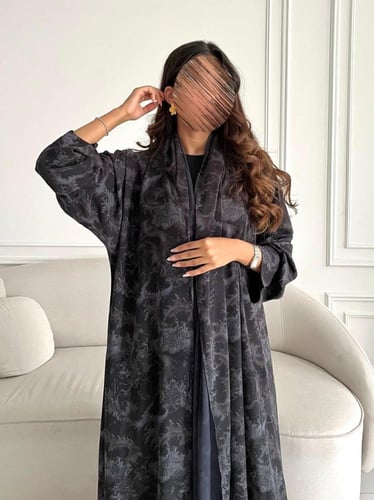 رقم العبايه 825 / القماش شيفون ناعم مع بطانه مع طر...