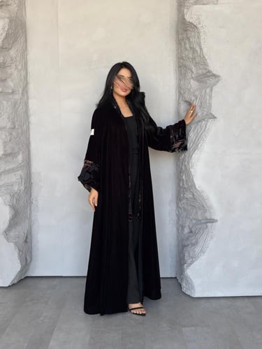 عبايه رقم 889 / القماش مخمل شتوي / القصه نص كلوش /...