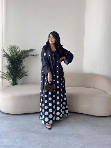 عبايه رقم 835 / القماش حرير ناعم / القصه نص كلوش