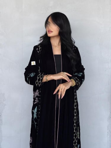 عبايه رقم 879 / القماش مخمل شتوي / القصه نص كلوش /...