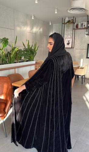 رقم العبايه 514 / القماش مخمل شتوي / القصه كلوش /...