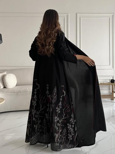 رقم العبايه 704 / القماش كريب ملكي / القصه نص كلوش...