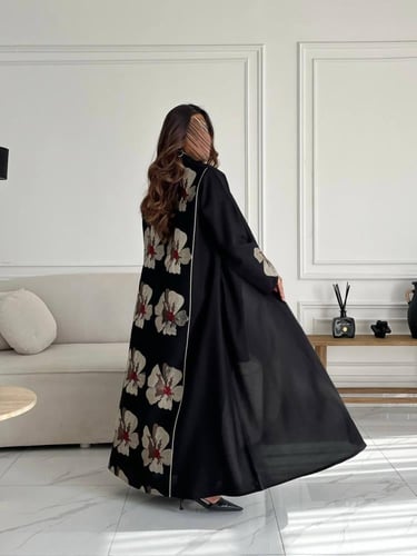 رقم العبايه 600/ القماش كريب لمار / القصه نص كلوش...