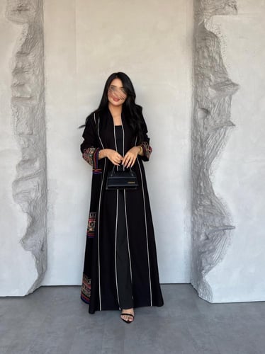 عبايه رقم 897 / القماش كريب المستقبل كوري / القصه...