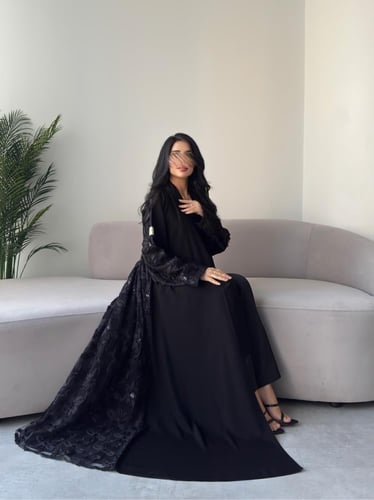 عبايه رقم 901 / القماش كريب المستقبل كوري / القصه...