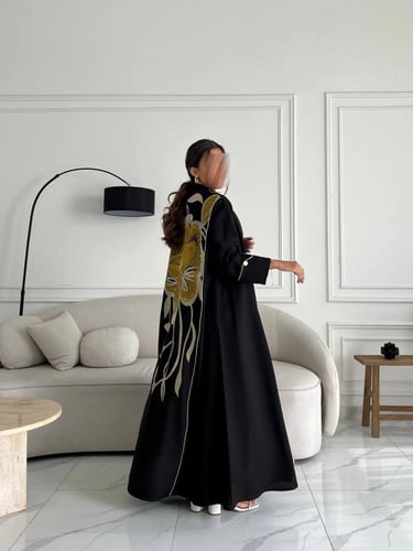 رقم العبايه 642/ القماش كريب المستقبل كوري / القصه...