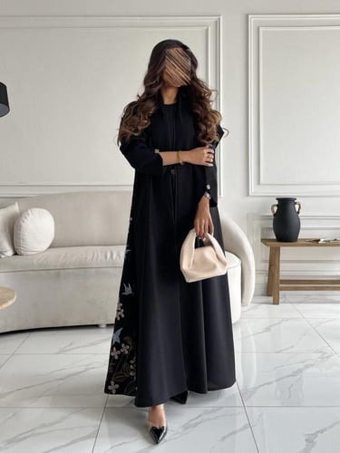 رقم العبايه 703 / القماش كريب المستقبل كوري / القص...