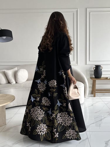 رقم العبايه 703 / القماش كريب المستقبل كوري / القص...