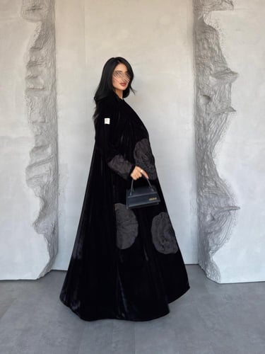 عبايه رقم 898 / القماش مخمل شتوي / القصه نص كلوش /...