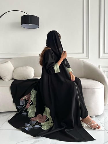 رقم العبايه 720 / القماش كريب ملكي / القصه نص كلوش...